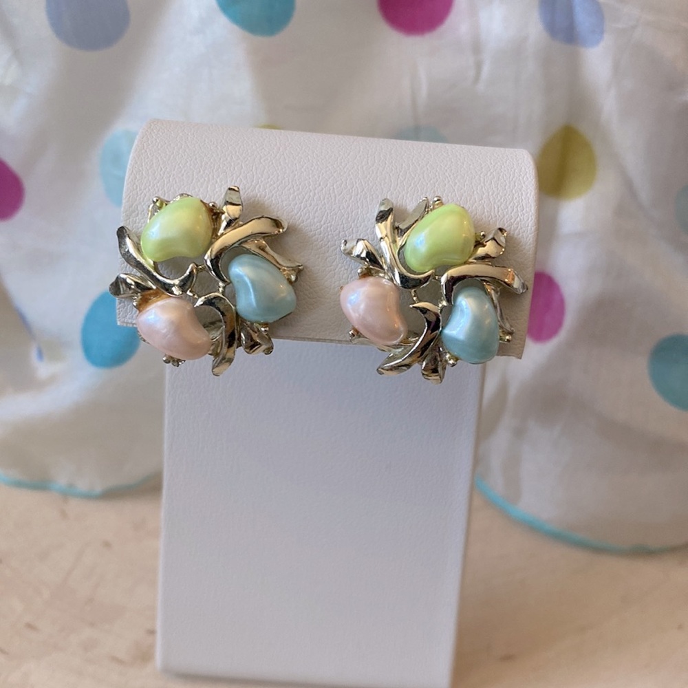 Vintage- BSK Thermoset Tri-Color Faux Mabe Pearl Botton Clip Backs